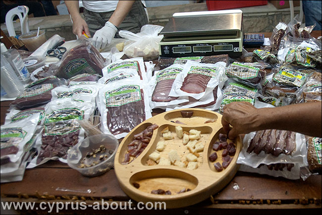 Дегустация сыра и мясных изделий на фестивале в Айя Напе, Кипр