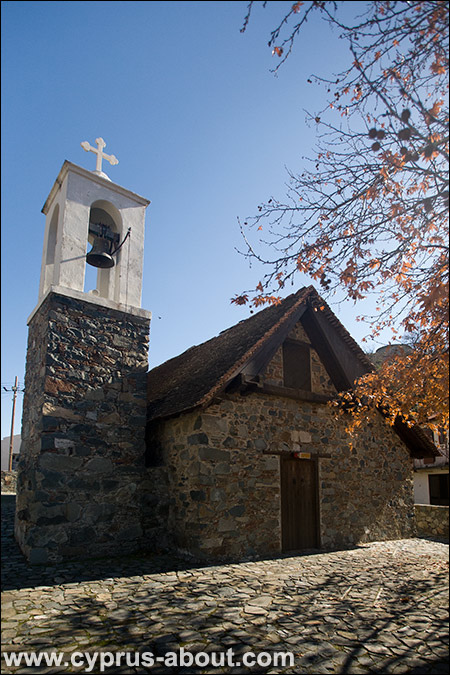 Западный вход в церковь Преображения Господня в Палехори, Кипр
