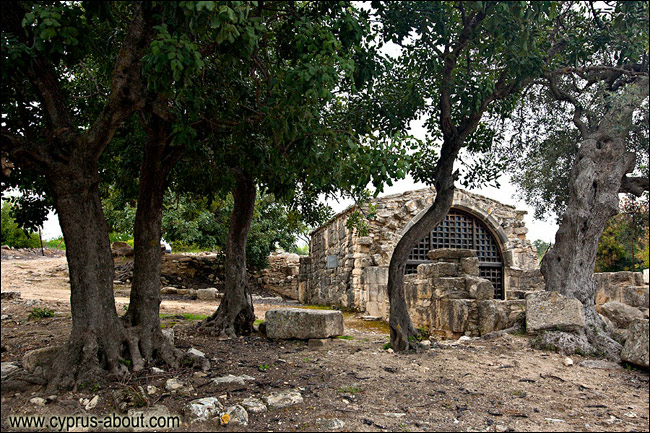 Часовня Agios Stephanos, расположенная рядом с просверленным монолитом