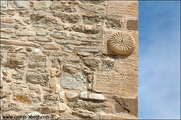 Солнечные часы на стене церкви Панагии Стазусы