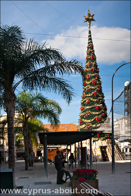 Рождественская ель в центре Ларнаки, Кипр