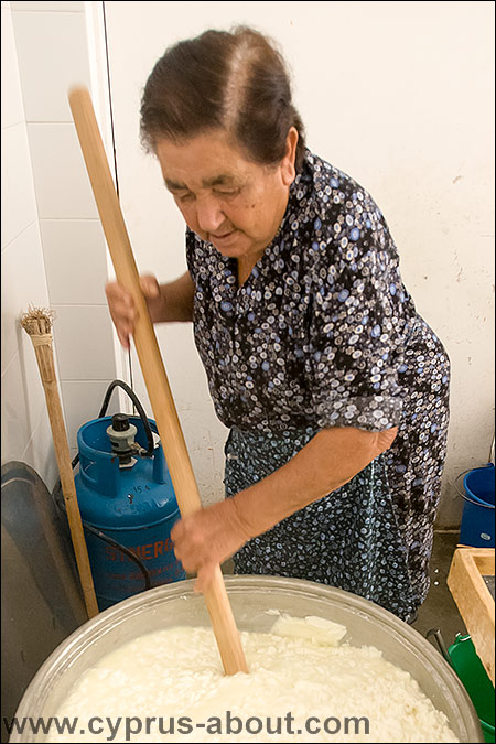 Процесс производства рассольного сыра халуми в домашних условиях на Кипре.Перемешивание