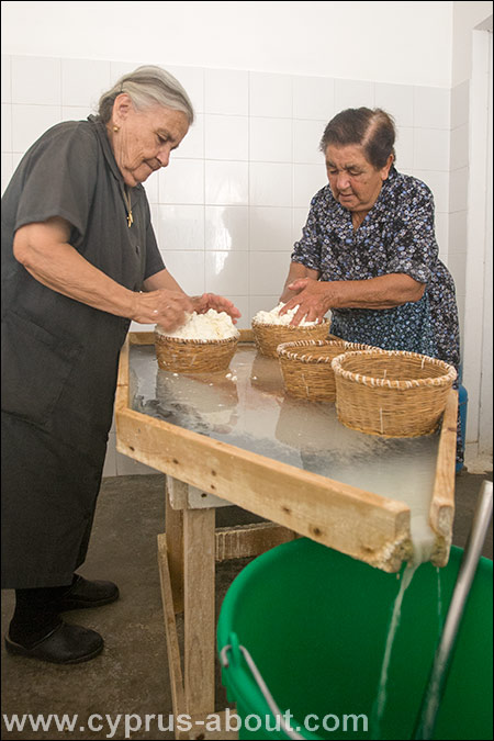 Процесс производства рассольного сыра халуми в домашних условиях на Кипре. Формирование будущего сыра
