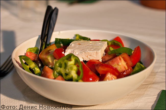 Салат (village salad), блюда кипрской кухни. Таверна Lysia, Ларнака, Кипр