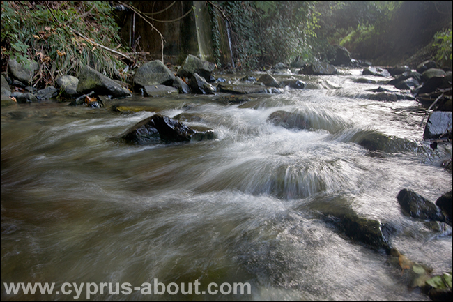 Река Сетрахос, водами которой был крещен святой Ираклидий. Деревня Калопанайотис, Кипр