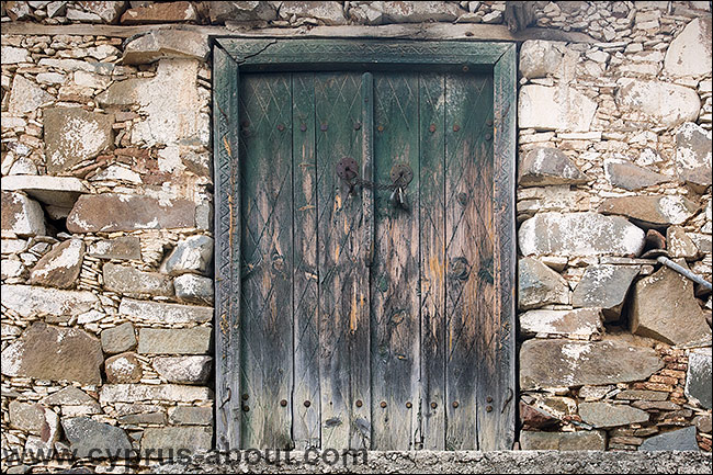 Резная дверь в деревне Фикарду, Кипр