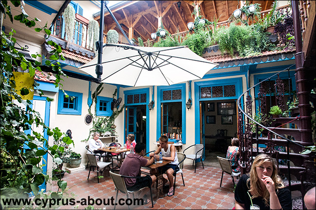 Внутренний дворик кафе "Tasties" в Пано Лефкаре, Кипр