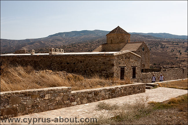 Стены монастыря Панагии ту Синти. Район Пафоса, Кипр