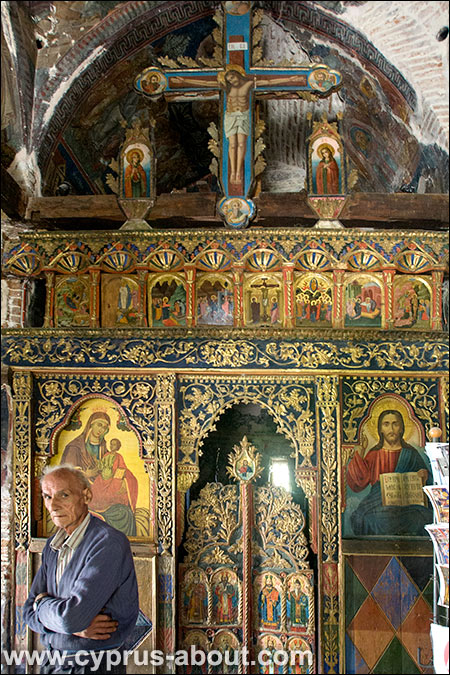 Иконостас в церкви Честного Христав деревне Пелендри, Кипр