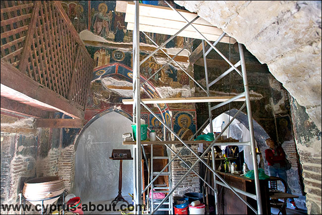 Реставрационные работы внутри Храма Честного Креста в деревне Пелендри, Кипр