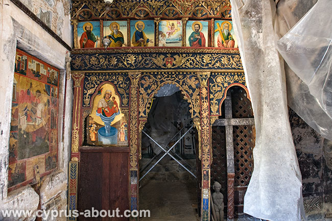 Резной иконостас в Латинской часовне церкви Честного Креста в деревне Педендри, Кипр