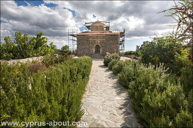 Дорога к Храму Честного Креста в деревне Пелендри, Кипр