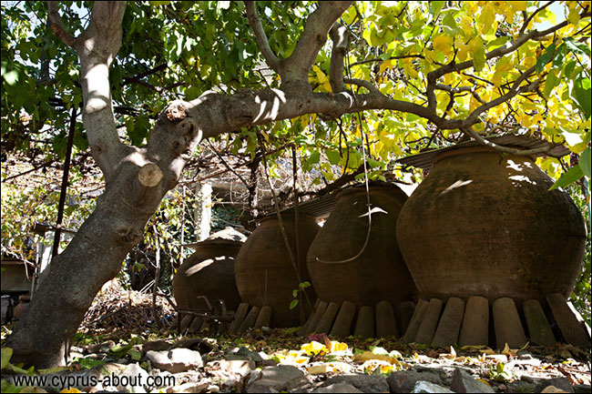 Кувшины для вина в деревне Фини, Кипр