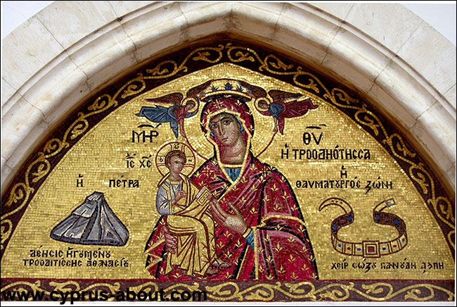 Мозаика на входом в Храм Божией матери Троодитиссы