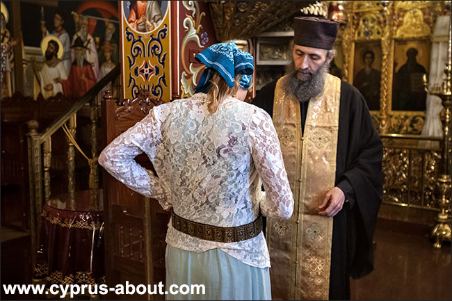 Надевание пояса в монастыре Троодитисса с молитвой о давровании ребенка