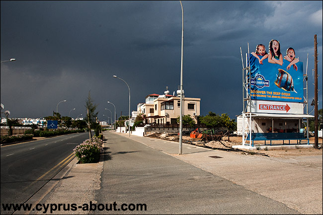Рекламный щит Океанариума в Протарасе, Кипр. 