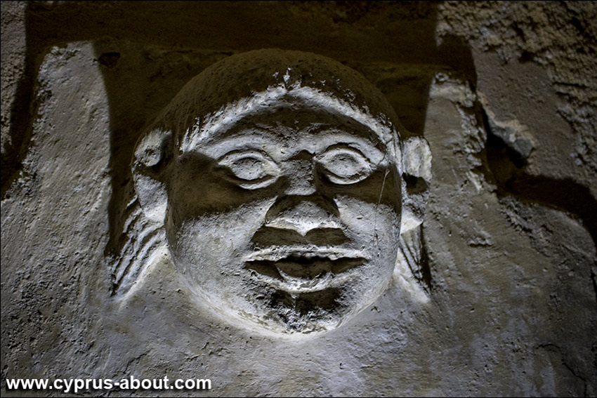 Барельеф с изображением Медузы Горгоны в царской гробнице в Пиле (Pyla)
