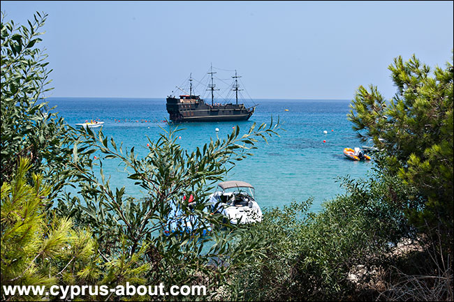 Пиратский корабль "Черная жемчужина" на рейде. Протарас, Кипр
