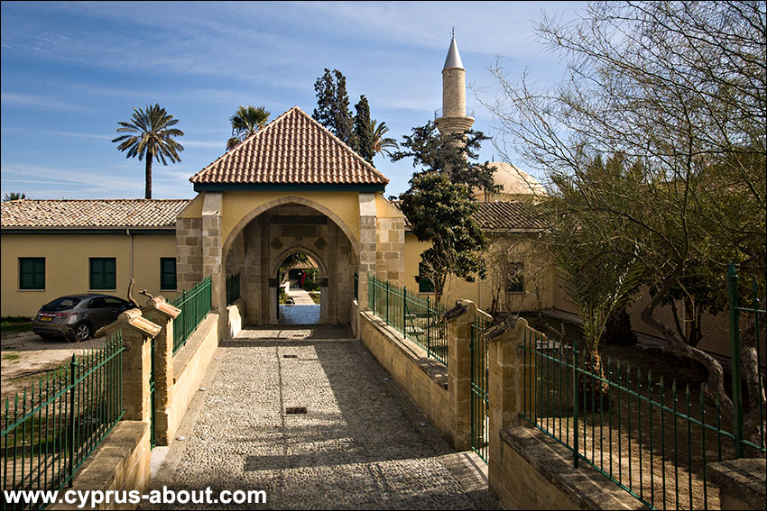 Центральный вход на территорию мечети Хала Султан Текке, Ларнака, Кипр